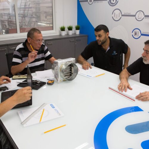 פגישת עבודה במפעל